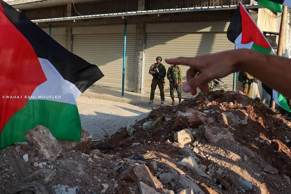 نابلس: الاحتلال يأمر بعدم إزالة العلم الفلسطيني خوفاً من الفلسطينيين
