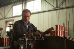 الصناعة والإنتاج في وادٍ.. والسياسات الحكومية في وادٍ آخر بالضد منها!