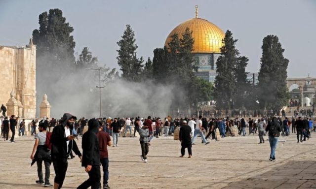 مواجهات عنيفة فجراً بعد هجوم مستوطنين على حي الشيخ جراح بالقدس المحتلة