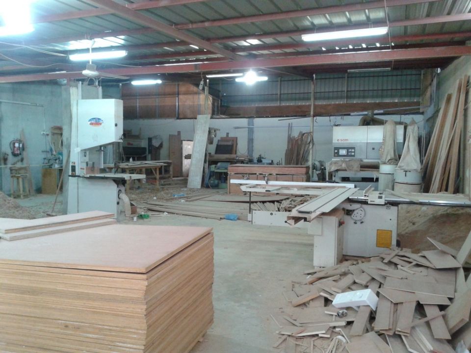 النجارة مهددة بالإنقراض.. ونيران الأزمة تلتهم الأخشاب   نجارون.. من أصحاب ورش إلى سائقي تكاسي وبقالين أو عاطلين عن العمل