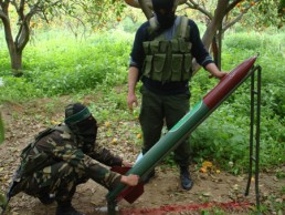 الاحتلال يعترف بسقوط 3 صواريخ للمقاومة قرب مفاعل ديمونة