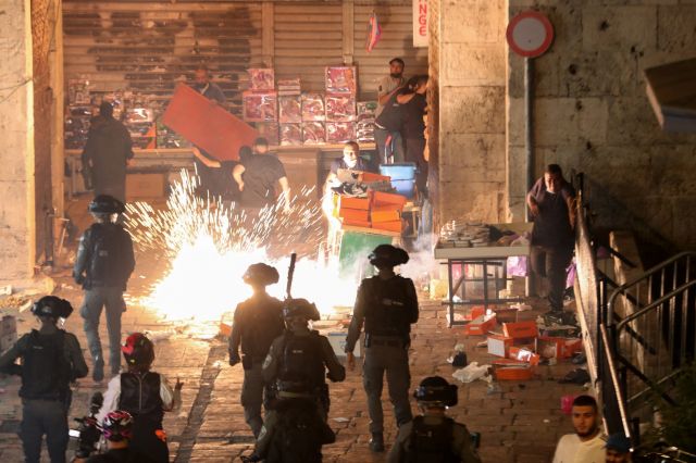 إصابة أب وطفلته بجروح في مواجهات القدس المحتلة