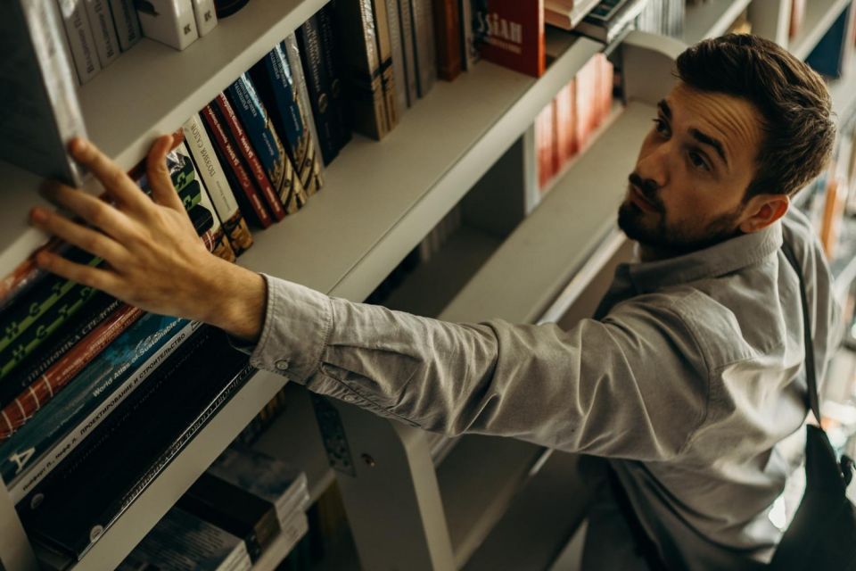 تراجع الكتاب وتقدم عمال الكتب