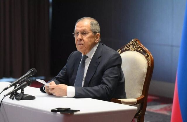 بدء وصول الوفد الروسي إلى ألاسكا تحضيراً لقمة بوتين-ترامب