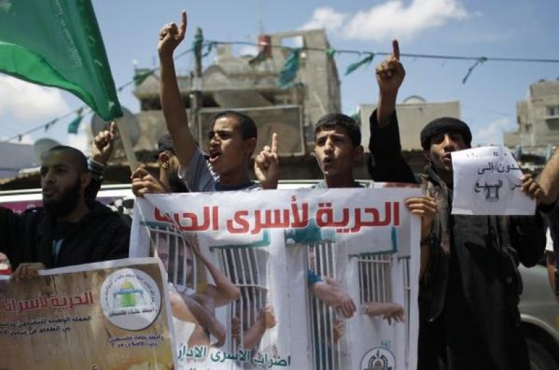 إدارة السجون الإسرائيلية تتعامل مع الأسرى المضربين بحقد