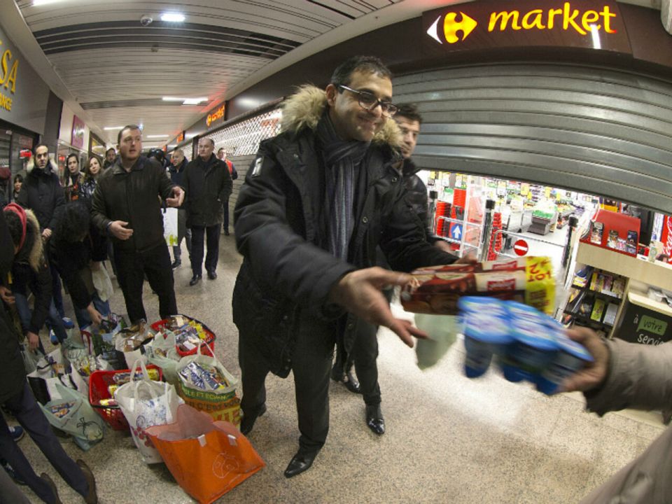 ماكرون يريد خطة طوارئ للأمن الغذائي وميلانشون يحشد قواه