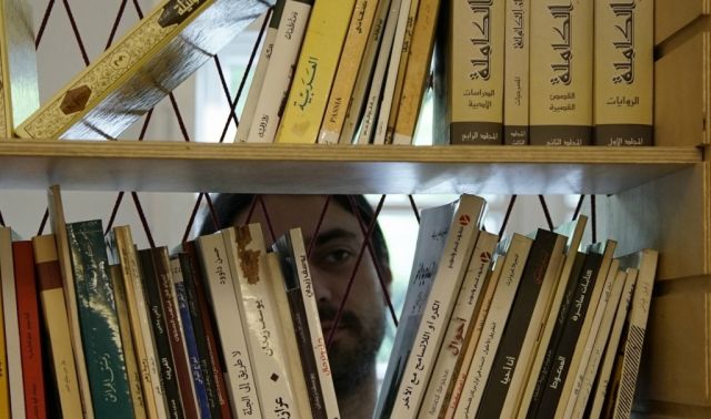 الواقع: &laquo;بالجُملَة&raquo; أمّا الفكر: &laquo;بالمفَرَّق&raquo;