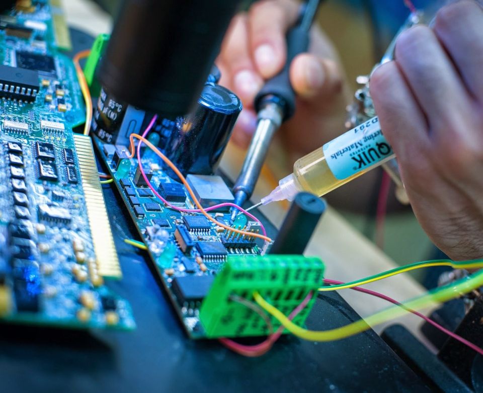 مَن سيكسر حاجز 2 نانومتر أولاً في سباق تطوير رقائق أشباه النواقل؟