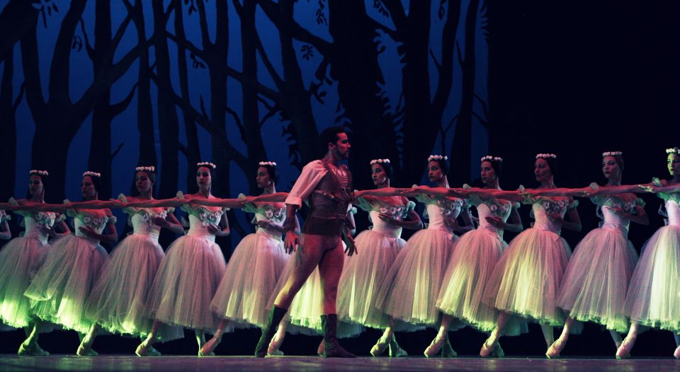 ستعرض المسرحيات في تشرين الأول في مسرح هافانا الكبير. وذلك بعد ضرب الإعصار إيرما لكوبا