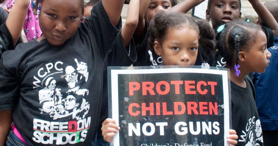 إطلاق النار على الأطفال في أمريكا بمعدّل طِفل كلّ ساعة!