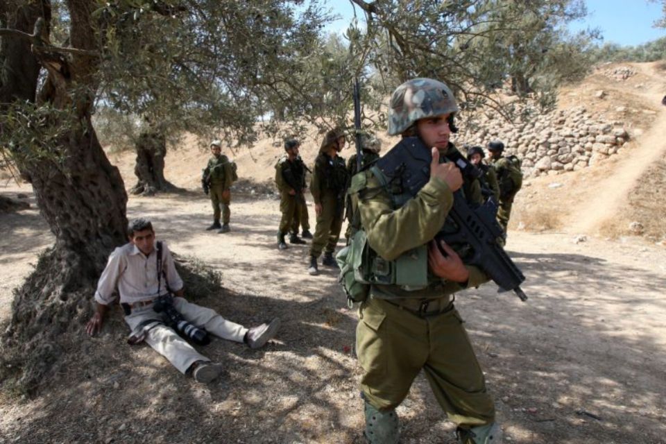 الضفة: إصابات بالرصاص واعتقالات واعتداءات متواصلة من المستوطنين