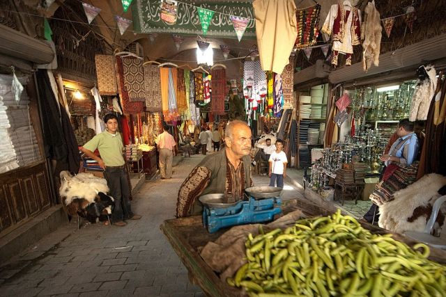 الأصفر يحلق.. والبندورة تتغنج.. والمواطن ينظر فقط!