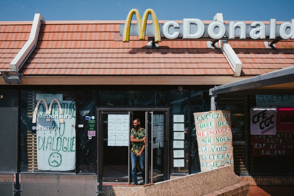عمّال ماكدونالدز مرسيليا يحتلون مطعمهم