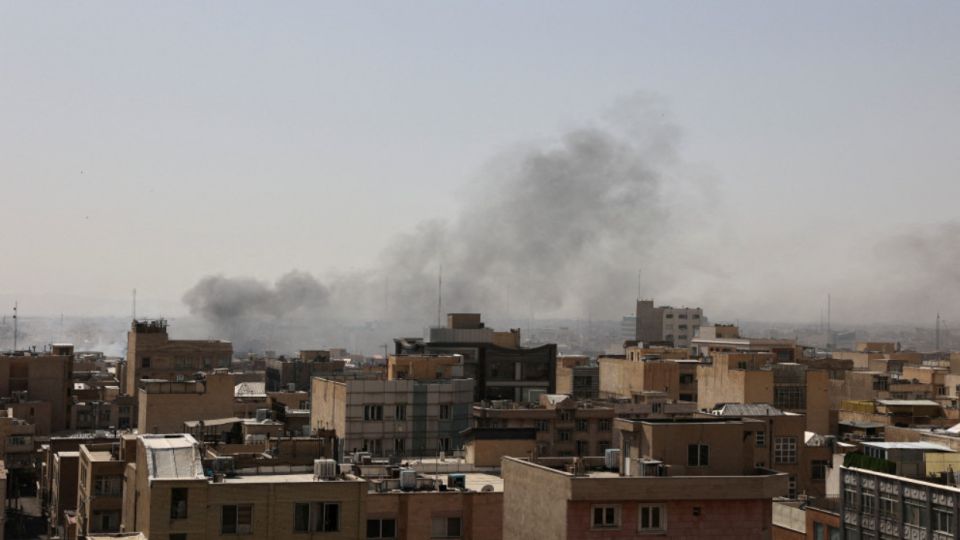 رؤية استراتيجية شاملة لمستقبل الصراع الإيراني الأمريكي: تقرير استراتيجي مجمع من 15 مصدراً مرئياً