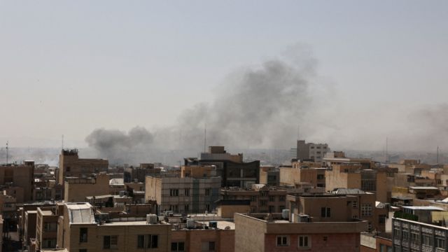 رؤية استراتيجية شاملة لمستقبل الصراع الإيراني الأمريكي: تقرير استراتيجي مجمع من 15 مصدراً مرئياً