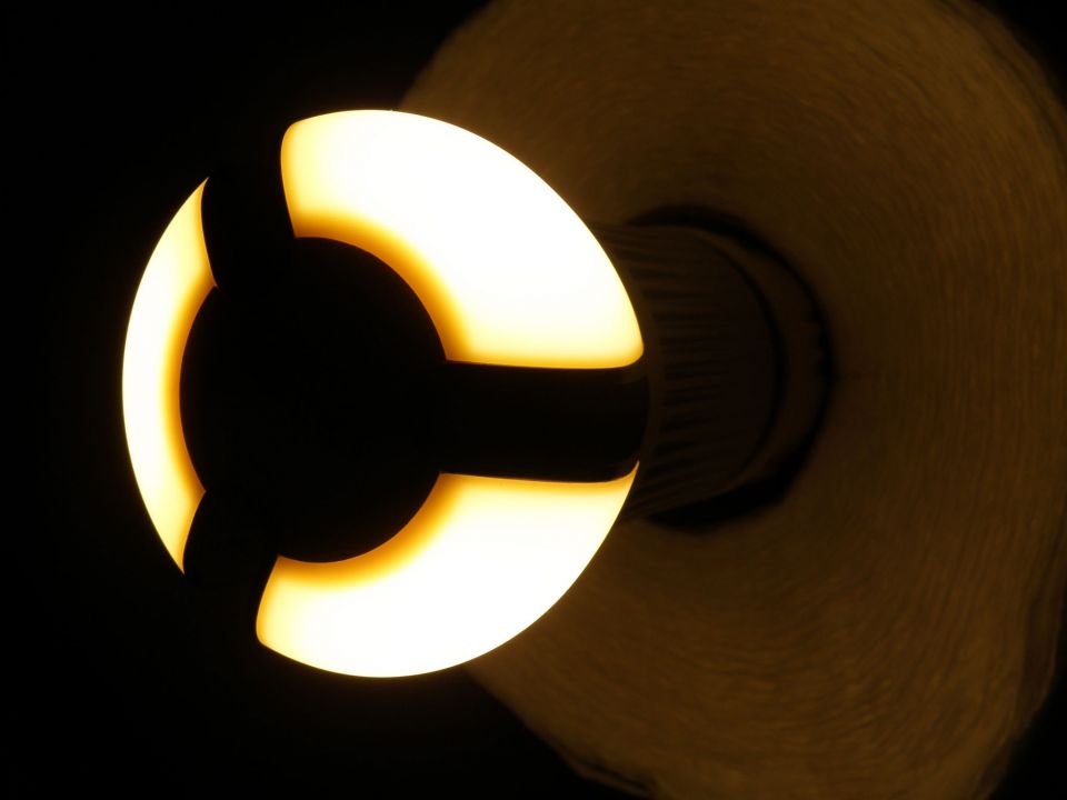 عن الضوء الذي يحمل الحرارة والكهرباء معاً