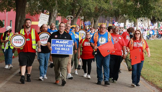 مستثمرة "ميكي ماوس" تسرّح 7 آلاف عامل