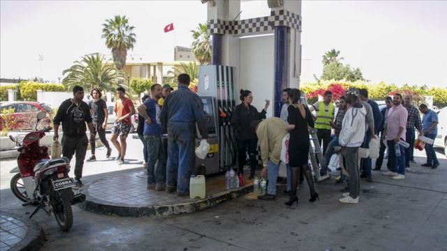 تونس: إضراب عام لعمال شركات نقل المحروقات