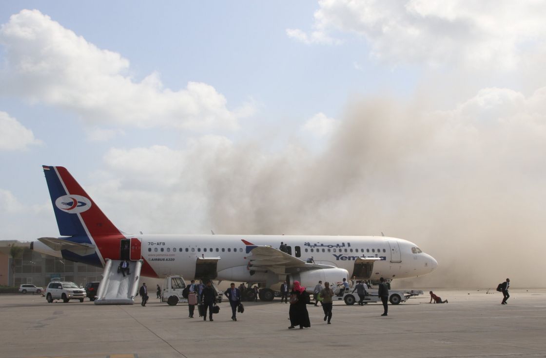 هجوم صاروخي على مطار عدن بالتزامن مع وصول الحكومة اليمنية الجديدة