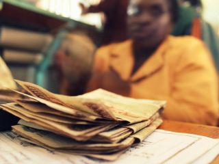 ليس التمويل الصغير أكثر من طريقة مقبولة اجتماعياً لتستغل فيها النخبة المالية الفقراء