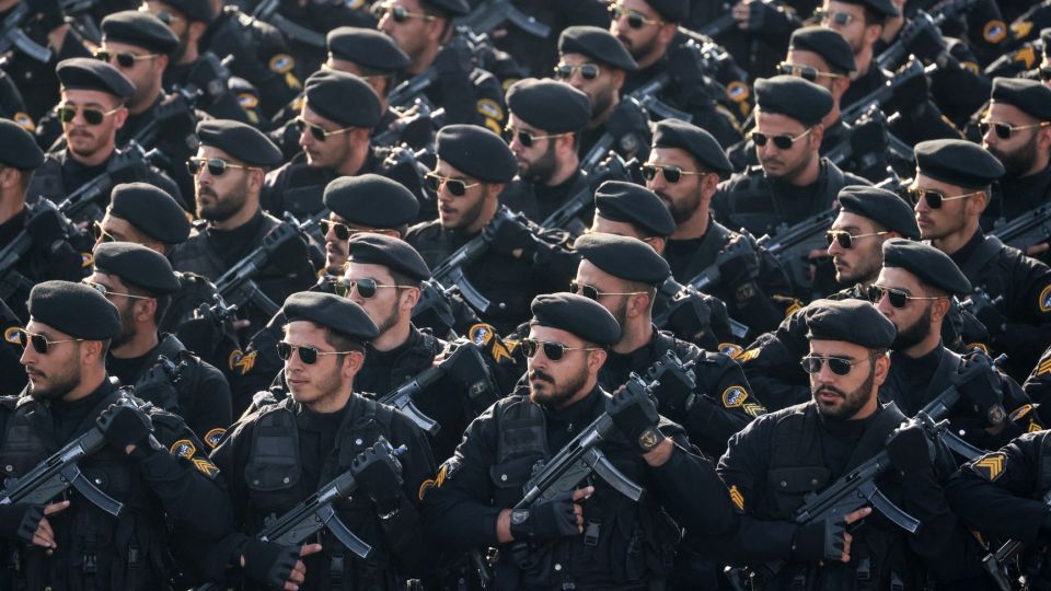 الجيش الإيراني&laquo;نستطيع القتال 6 أشهر&raquo; وترامب يقول عنه &laquo;لم يعد موجوداً&raquo;