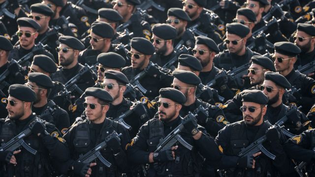 الجيش الإيراني&laquo;نستطيع القتال 6 أشهر&raquo; وترامب يقول عنه &laquo;لم يعد موجوداً&raquo;