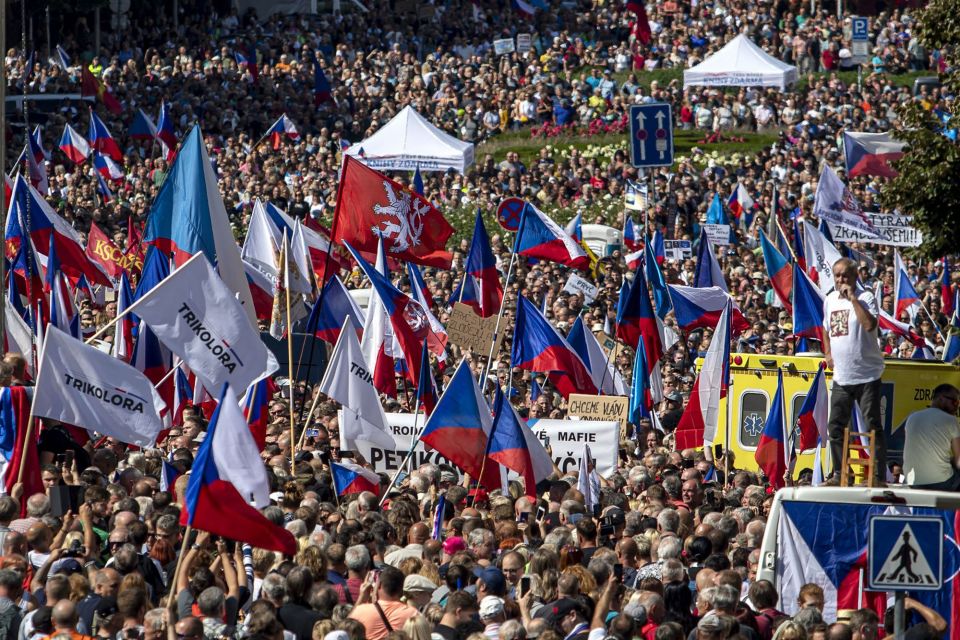 براغ: 70 ألف شخص تظاهروا ضد سياسات حكومة التشيك الموالية للاتحاد الأوروبي