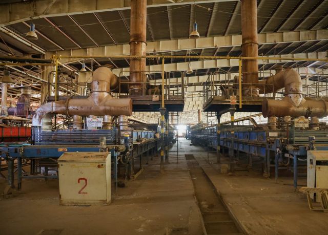 صناعة تُخنق...