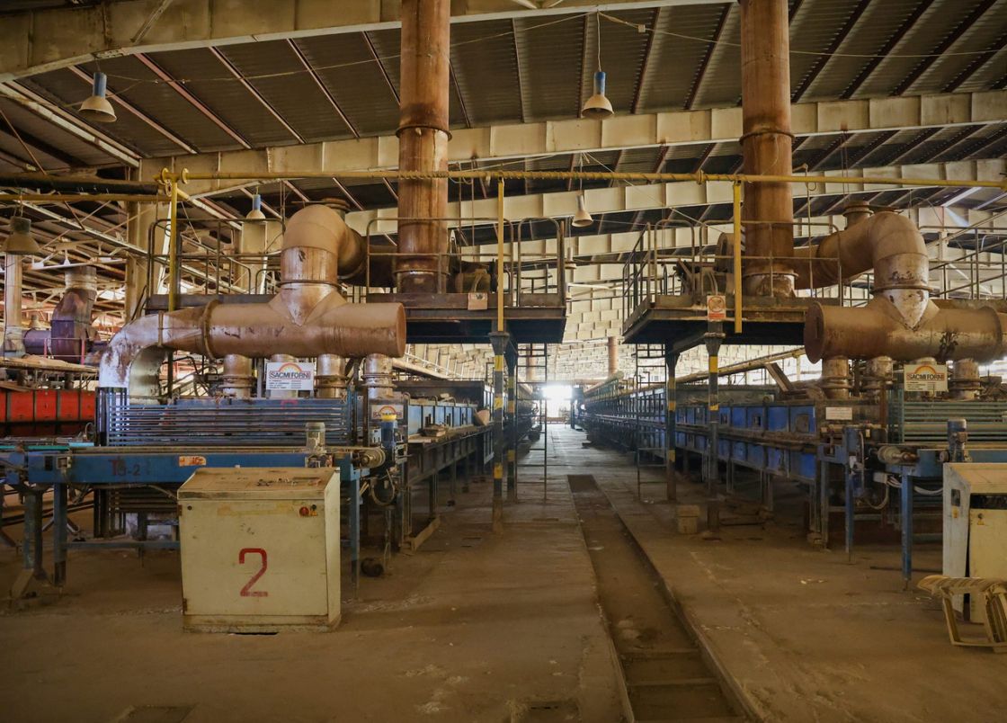 صناعة تُخنق...