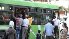 وفاة شاب بسقوطه من باص لشركة نقل داخلي تعامل البشر "كالمكدوس"