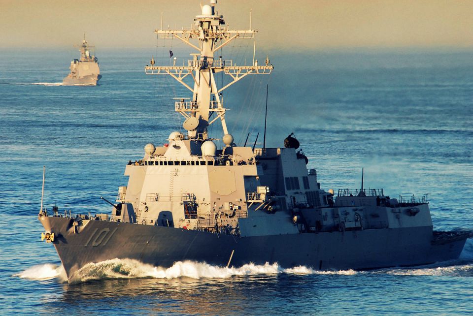 أعلنت البحرية الأمريكية مساء الاثنين تعليق كافة عملياتها حول العالم