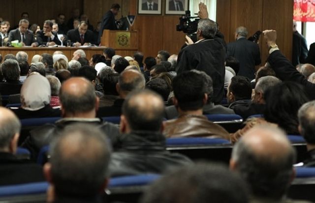 عمال دير الزور... فُكُوا الحصار عنا وعن الأهالي.!