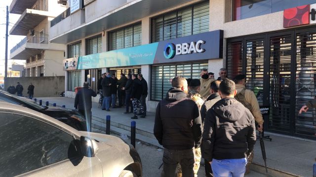 في لبنان: بعد تهديده بإحراق البنك، حصل على جزءٍ من دولاراتِه ثم سلَّمَ نفسَه