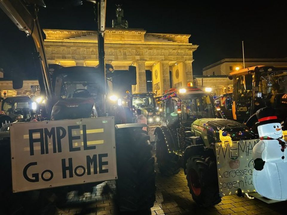مزارعو ألمانيا يحتجون ويهدّدون بشلّ العاصمة ليلة الميلاد