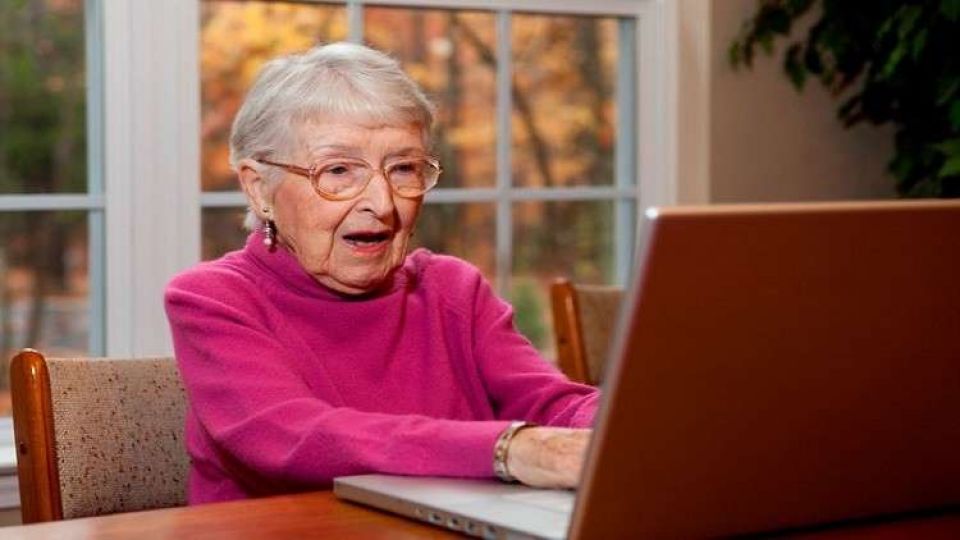 كبار السن الأكثر ترويجاً للأخبار الكاذبة