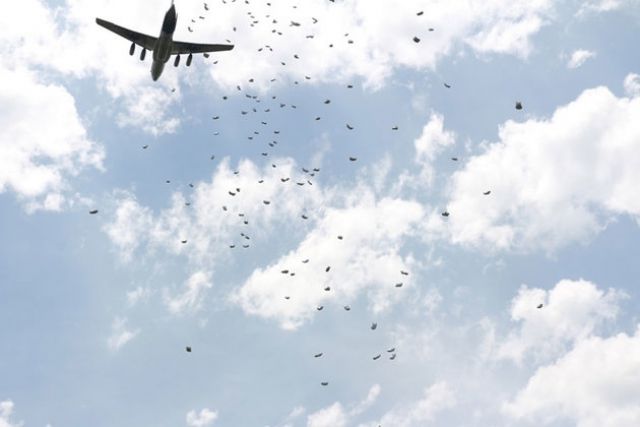 دير الزور السماء تمطر مساعدات.. ولكن..!؟