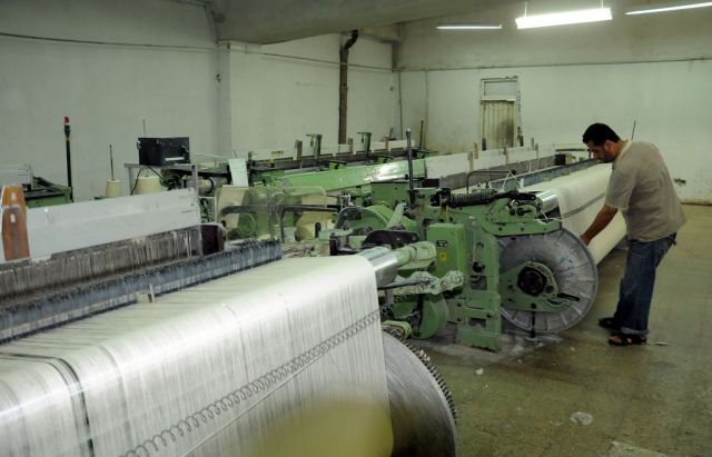 الصناعة بين حجري الرحى..