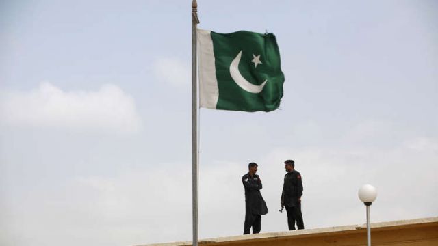 باكستان متمسكة بتجارتها مع إيران رغم التهديدات الأمريكية