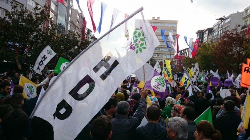 تم احتجاز قيادات الحزب ونوابه تحديداً في البناء الذي كان مستهدفاً بالتفجير الإرهابي