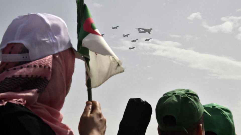 حول العرض العسكري الجزائري الأضخم منذ عقود