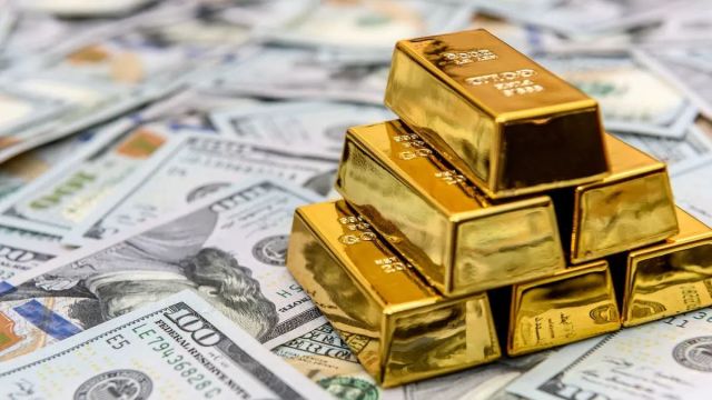 الذهب يحلق مدفوعاً بتراجع الدولار