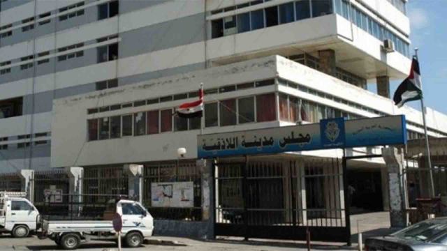 إخلاء مبنى حكومي باللاذقية لإصابته بتصدّعات زلزالية