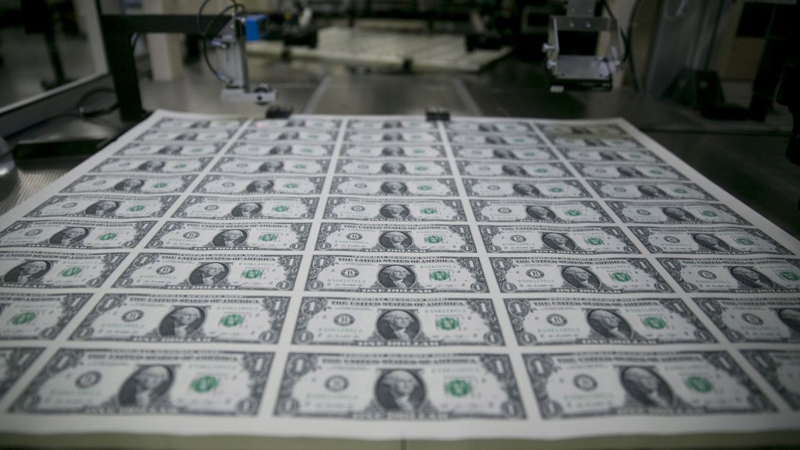 الدولار يتجه صوب أكبر هبوط أسبوعي