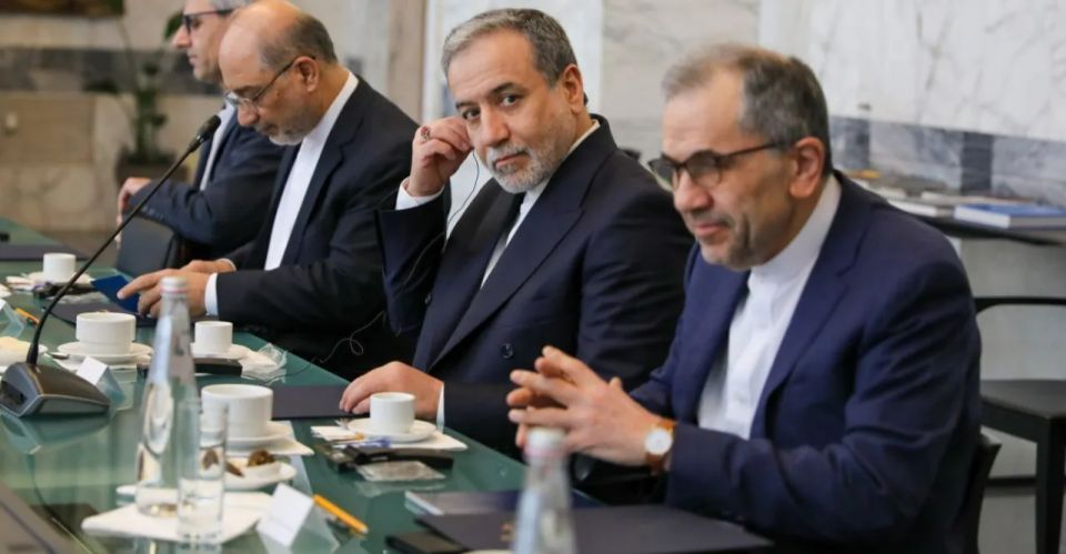 طهران تصف مفاوضاتها مع واشنطن &laquo;بالبنّاءة&raquo; وتغلق هرمز جزئياً لتدريبات