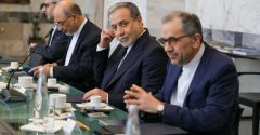 طهران تصف مفاوضاتها مع واشنطن &laquo;بالبنّاءة&raquo; وتغلق هرمز جزئياً لتدريبات