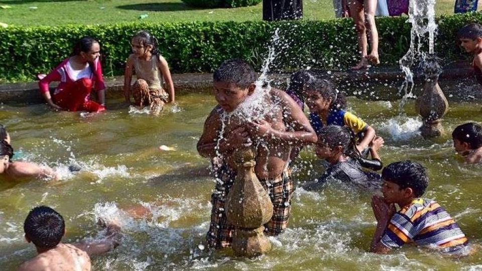 ضفدع في قدر ماء يغلي يعكس حال البشرية