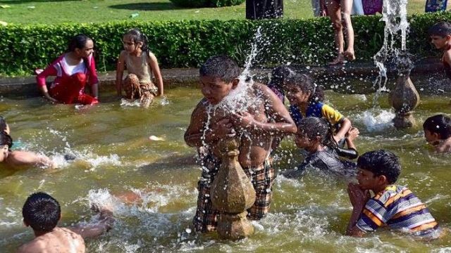 ضفدع في قدر ماء يغلي يعكس حال البشرية