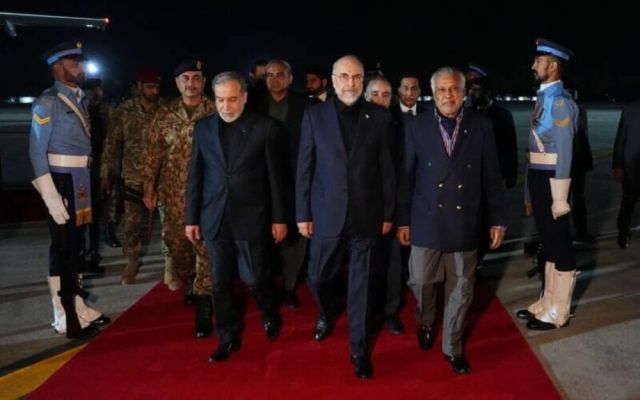 الوفد الإيراني المفاوض يصل باكستان