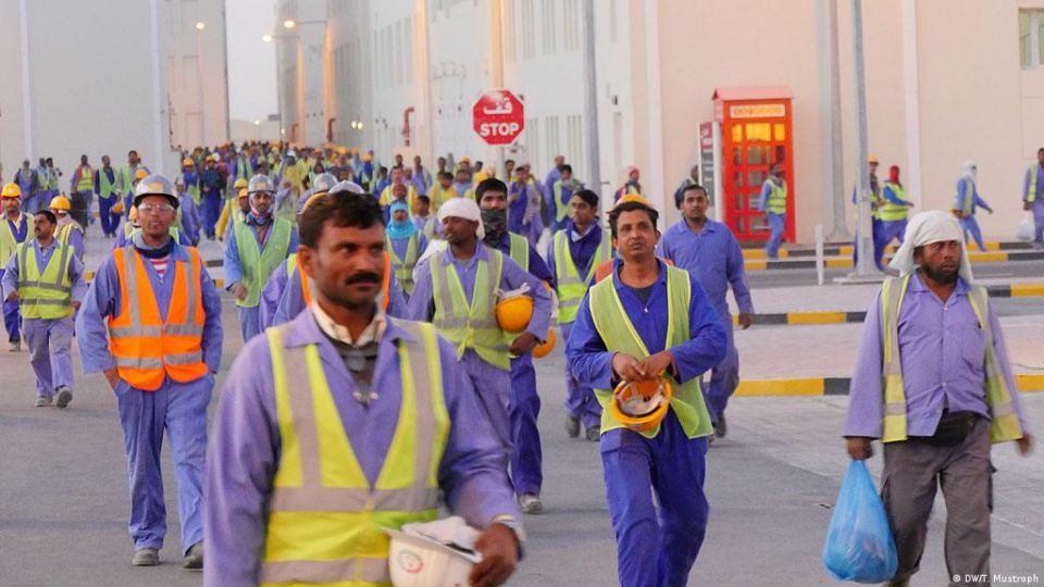 قطر تعتقل وترحّل عدداً من العمّال الذين تظاهروا بسبب عدم دفع أجورهم