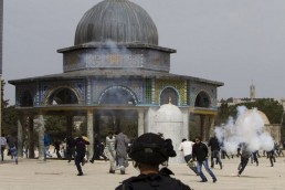 مستوطنون يقتحمون الأقصى واندلاع مواجهات فيه